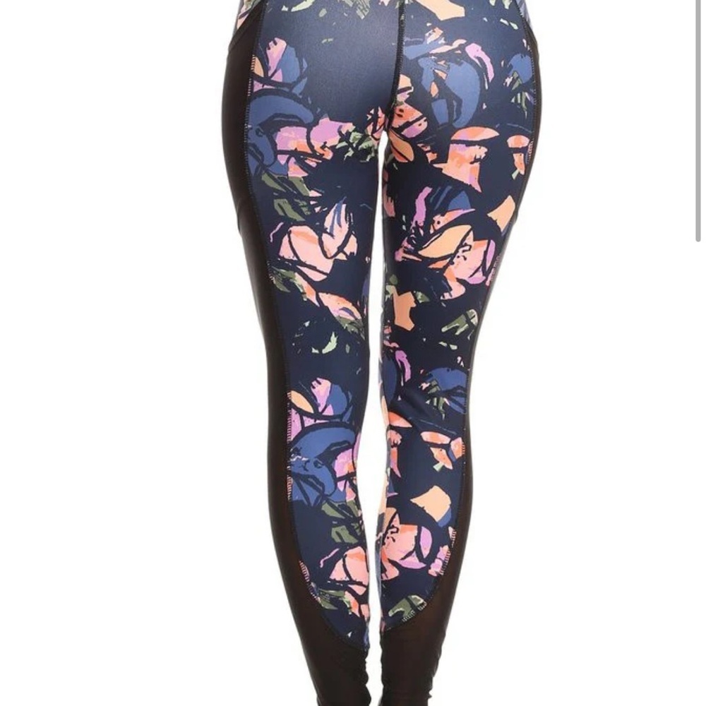NEW! The Free Yoga Floral printed yoga leggings w/ side pockets and mesh - Picture 2 of 2